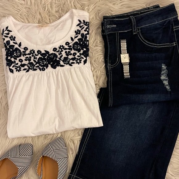 keep in touch Tops - NWT | Floral embroidered | Tee shirt